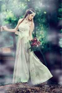 人注意她在角落里