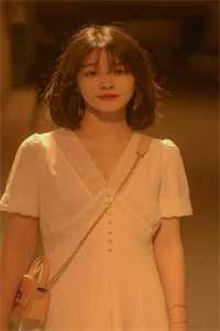 在床边的沙发上