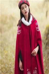 一副乖巧柔弱的样子