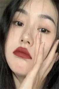 她慌乱扣着衣服