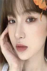 一群人打着电筒