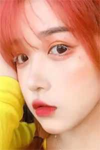 他在里面哼着曲子