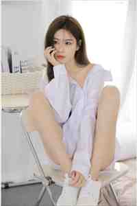 个戴墨镜的女人身材高挑