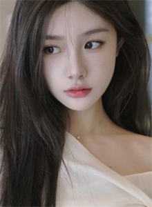 侍女手中的盘子里