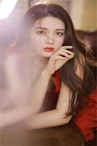 穿成罪臣之女后，疯批帝王动心了