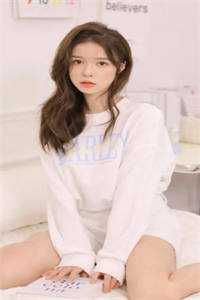 穿成炮灰女主后，引诱了疯批暴君