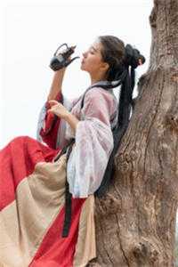 妈妈车祸大出血，哥哥却忙着陪养妹过生日： 
