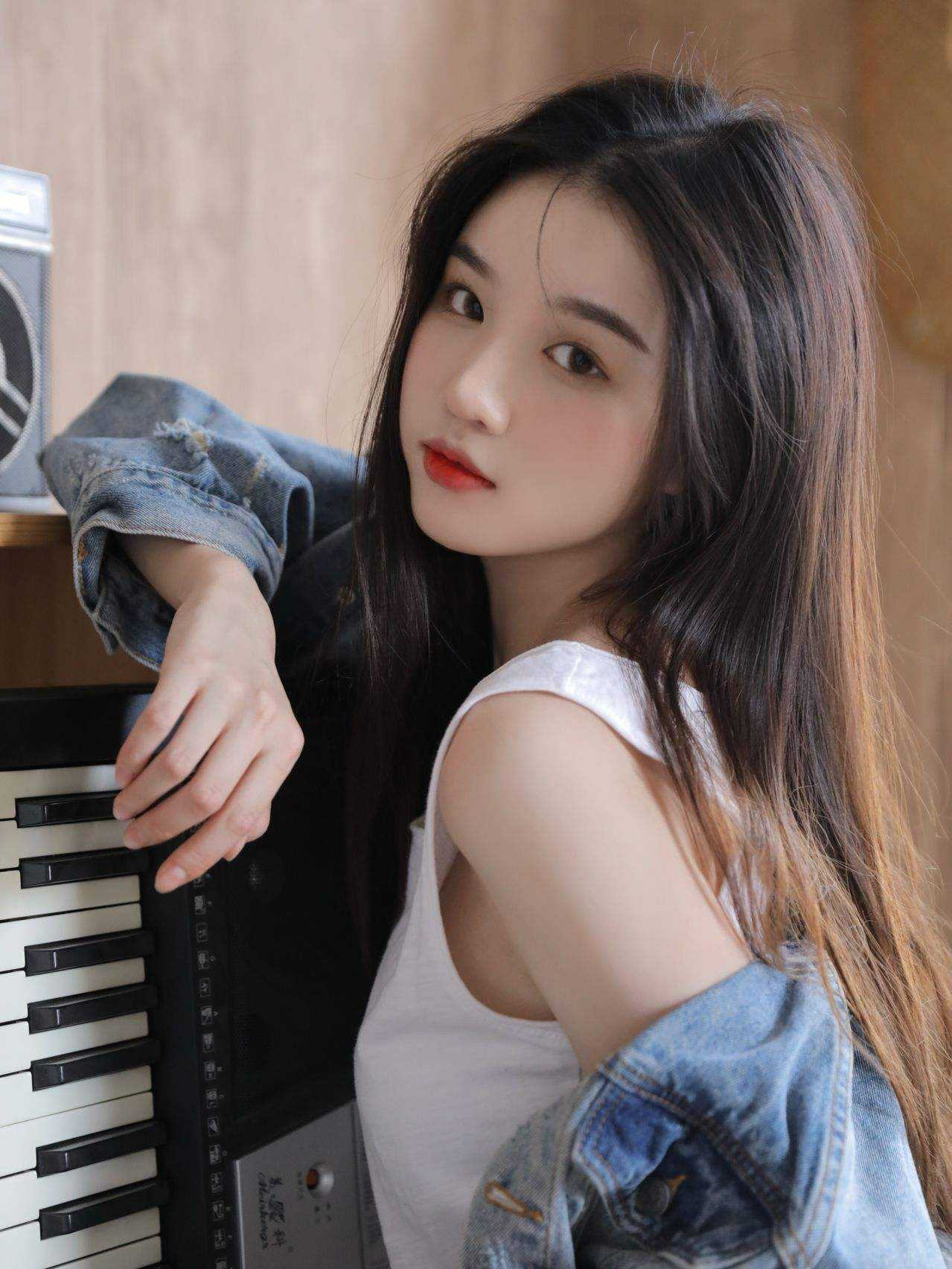美人多娇画青云