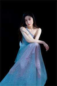 美人多娇画青云