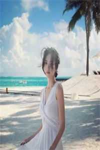 海棠仍俏倚朱栏