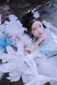 残雪凝阶春不回